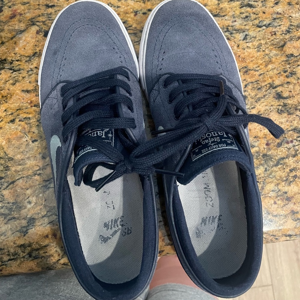 Men’s size 6 or women’s 8 Nike Janowski shoes